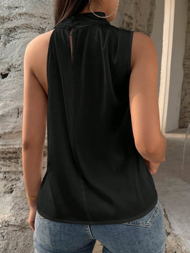Unity Blusa unicolor de cuello asimetrico de saten