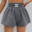 Shorts de pierna ancha con diseno de parche de letra