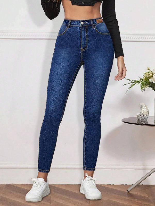 Pantalones ajustados con detalles parchados