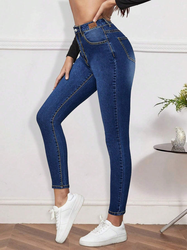 Pantalones ajustados con detalles parchados
