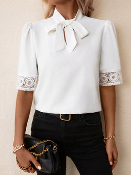 Blusa de cuello con cordon con encaje de manga farol