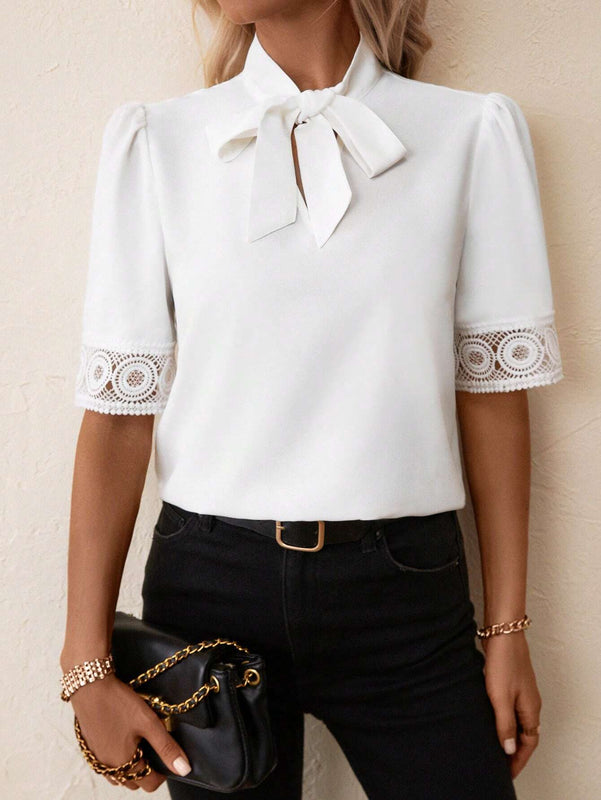 Blusa de cuello con cordon con encaje de manga farol