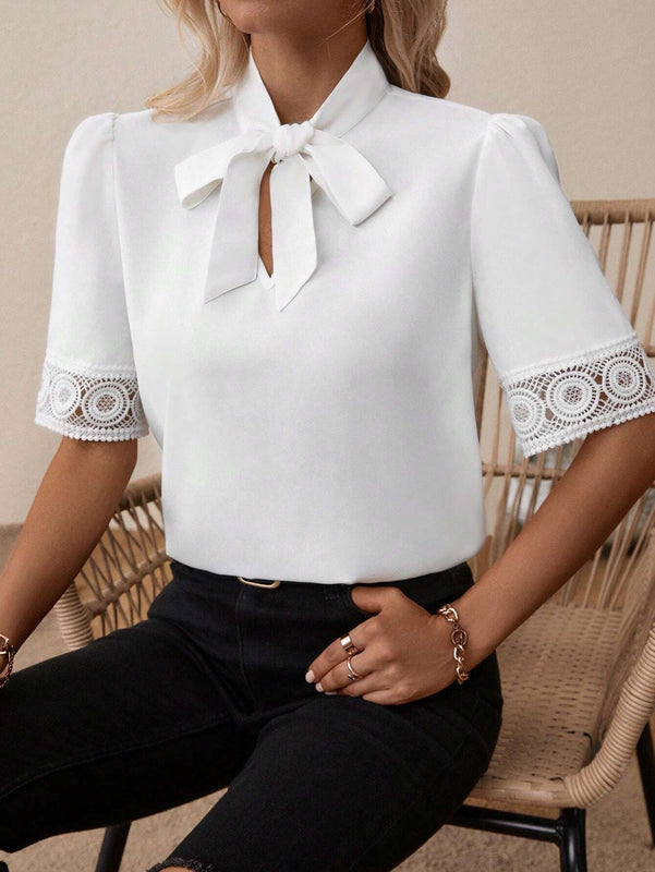 Blusa de cuello con cordon con encaje de manga farol