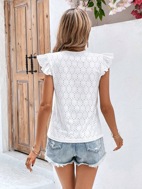 Frenchy Camiseta con bordado con ojal de manga mariposa