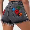 Shorts en mezclilla con estampado de cara de dibujos animados bajo crudo