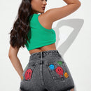 Shorts en mezclilla con estampado de cara de dibujos animados bajo crudo