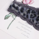Tanga con estampado de leopardo ribete con encaje