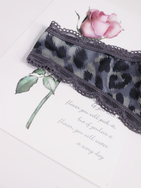 Tanga con estampado de leopardo ribete con encaje