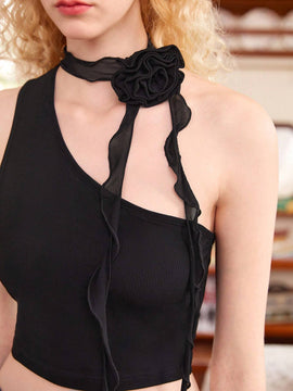 MOD 3d Top crop unicolor aplique detalle de cuello asimetrico