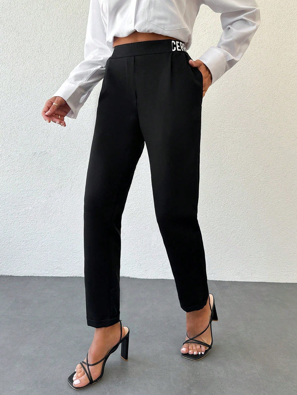 Pantalones conicos con cinta con letra
