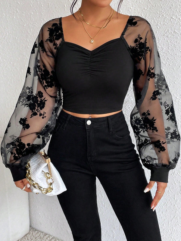 Prive Top crop con estampado floral de malla en contraste de manga farol pecho con fruncido