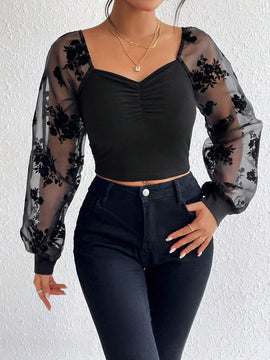 Prive Top crop con estampado floral de malla en contraste de manga farol pecho con fruncido