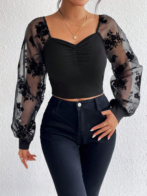 Prive Top crop con estampado floral de malla en contraste de manga farol pecho con fruncido