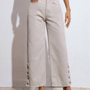Essnce Jeans con diseno de boton de pierna ancha