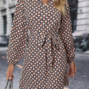 Vestido con cinturon con estampado de cuello notch de manga farol