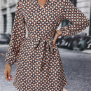 Vestido con cinturon con estampado de cuello notch de manga farol