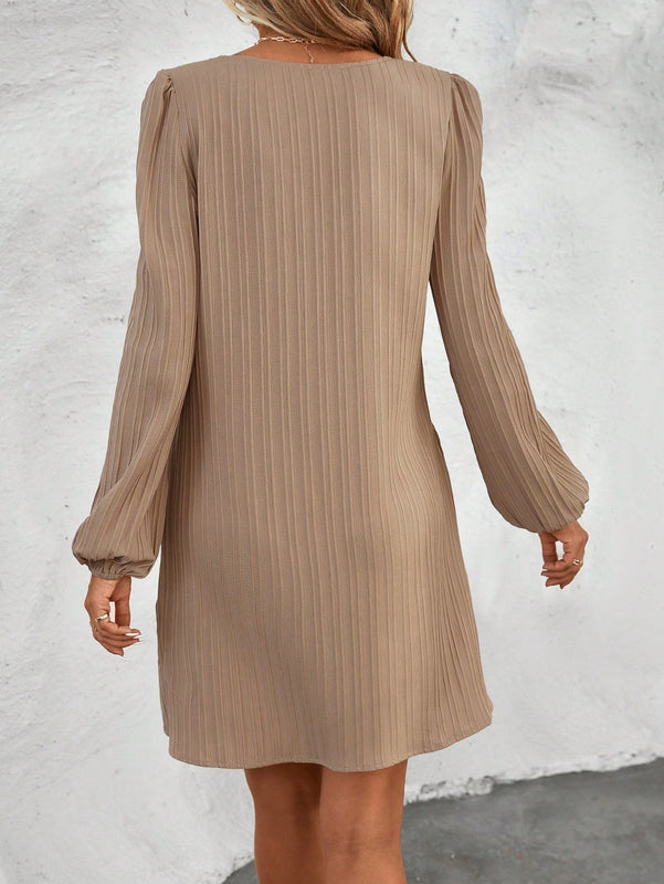 Vestido con bolsillo oculto y detalle de botones en manga farol