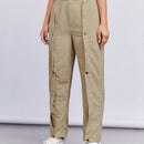 Pantalones con boton delantero con diseno de fruncido