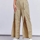 Pantalones con boton delantero con diseno de fruncido
