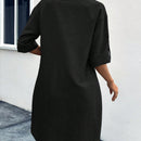 Vestido unicolor con boton de manga enrollada de cuello notch