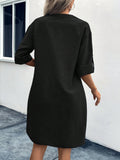 Vestido unicolor con boton de manga enrollada de cuello notch