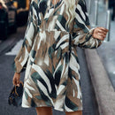Vestido smock con estampado de cuello con cordon de manga farol