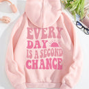Ezwear sudadera con capucha termica con bolsillo canguro con cordon y grafico con lema "cada dia es una segunda oportunidad"