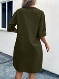 Vestido unicolor con boton de manga enrollada de cuello notch