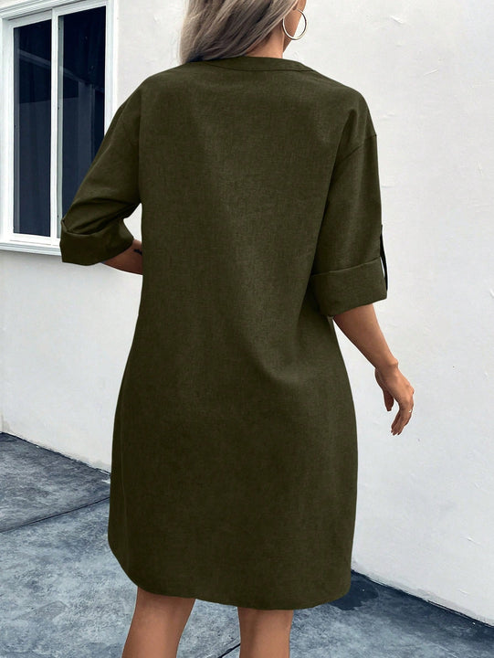 Vestido unicolor con boton de manga enrollada de cuello notch