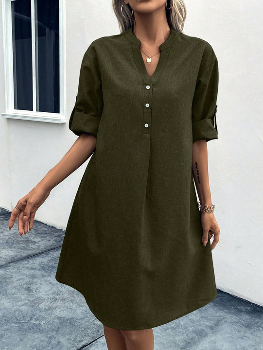 Vestido unicolor con boton de manga enrollada de cuello notch