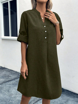 Vestido unicolor con boton de manga enrollada de cuello notch