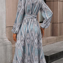 Frenchy Vestido con cinturon con estampado de cheuron de manga farol