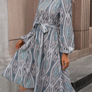 Frenchy Vestido con cinturon con estampado de cheuron de manga farol