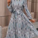 Frenchy Vestido con cinturon con estampado de cheuron de manga farol