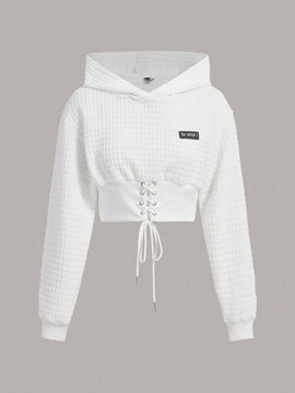 Ezwear capucha crop con slogan con parche con cordon delantero de hombros caidos