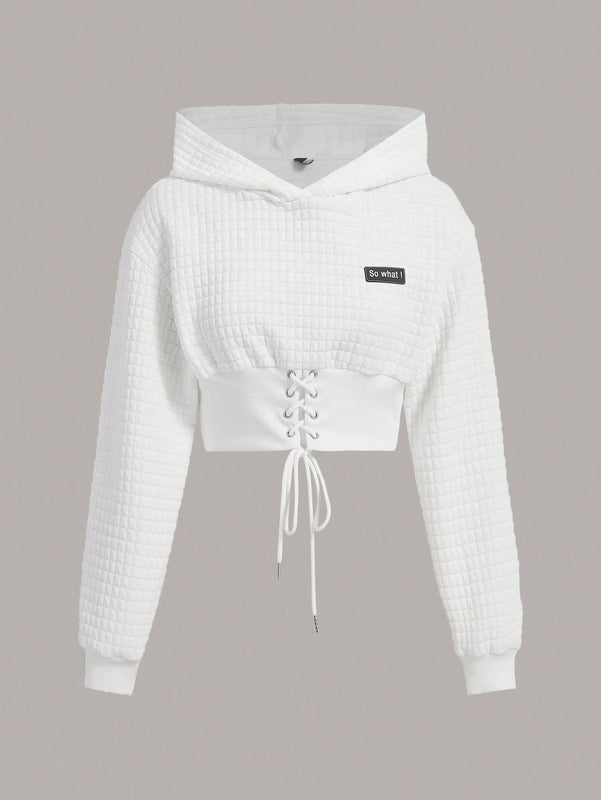 Ezwear capucha crop con slogan con parche con cordon delantero de hombros caidos