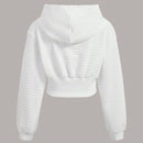 Ezwear capucha crop con slogan con parche con cordon delantero de hombros caidos
