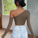 Camiseta crop unicolor de cuello asimetrico