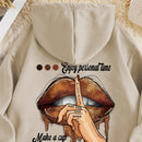 Icon sudadera con capucha termica con bolsillo tipo canguro, cordon y grafico de eslogan y labios, disfruta de tu tiempo personal, por favor manten la voz baja, hazte una taza de cafe