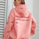 Moosta capucha con estampado de slogan de hombros caidos con forro termico