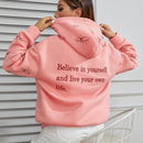 Moosta capucha con estampado de slogan de hombros caidos con forro termico