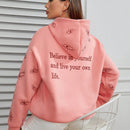 Moosta capucha con estampado de slogan de hombros caidos con forro termico