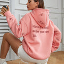 Moosta capucha con estampado de slogan de hombros caidos con forro termico