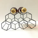 Elegante Estante de Vino de Metal Negro con Nido de Abeja - Capacidad para 7 Botellas, Diseño de Rejilla Hexagonal para Exhibición en la Sala de Estar, Soporte Creativo para Vino Tinto de Encimera & Organizador de Cocina, Decoración de Vino