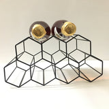Elegante Estante de Vino de Metal Negro con Nido de Abeja - Capacidad para 7 Botellas, Diseño de Rejilla Hexagonal para Exhibición en la Sala de Estar, Soporte Creativo para Vino Tinto de Encimera & Organizador de Cocina, Decoración de Vino