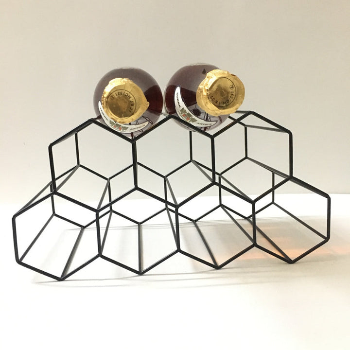 Elegante Estante de Vino de Metal Negro con Nido de Abeja - Capacidad para 7 Botellas, Diseño de Rejilla Hexagonal para Exhibición en la Sala de Estar, Soporte Creativo para Vino Tinto de Encimera & Organizador de Cocina, Decoración de Vino