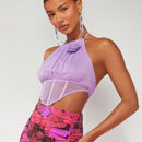 Top halter de malla con aplique floral