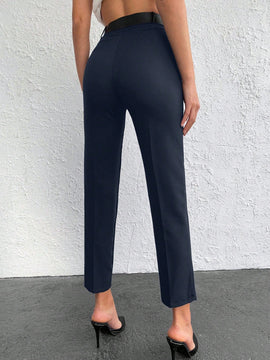 Pantalones cortos de color solido de ajuste delgado con bolsillos diagonales