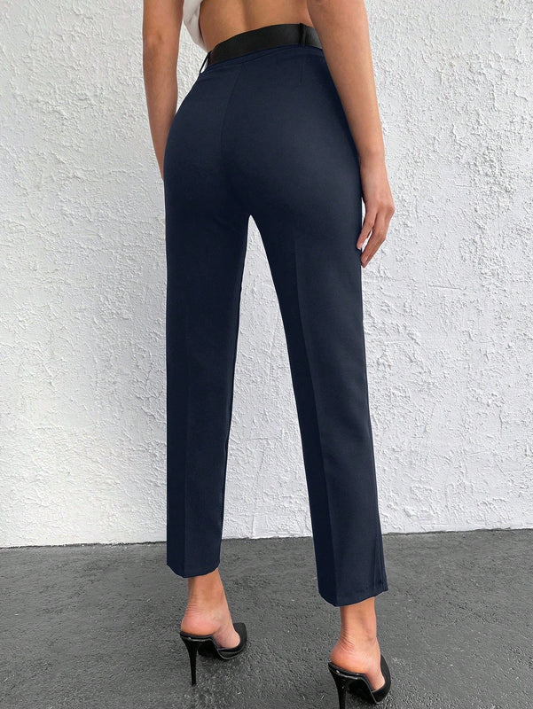 Pantalones cortos de color solido de ajuste delgado con bolsillos diagonales