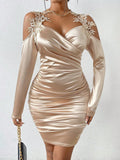Vestido ajustado con diseno aplique de hombros descubiertos fruncido lateral de saten